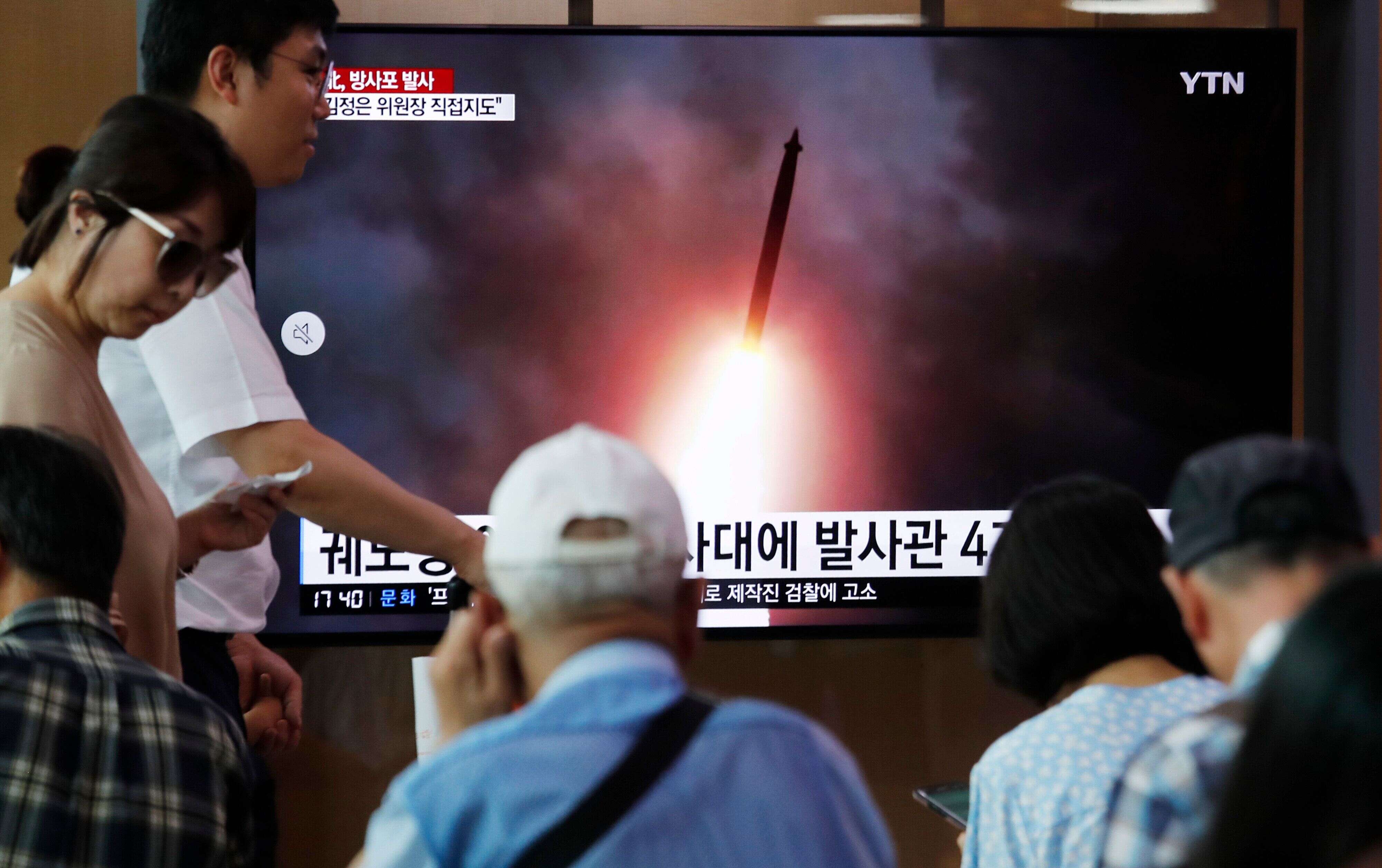Photo d'illustration de Sud-coréens suivant en direct un lancement de projectiles e la Corée du Nord, le 1er août 2019.