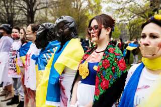 Les femmes en pleine guerre en Ukraine - DOSSIER