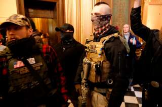 Contre le confinement dans le Michigan, des hommes armés envahissent le Capitole