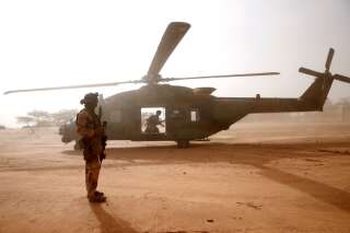 Un soldat français devant un hélicoptère de l'opération Barkhane à Ndaki, au Mali, le 29 juillet 2019 (photo d'illustration).