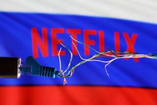 Un câble Ethernet cassé devant le drapeau russe et le logo Netflix dans cette illustration prise le 11 mars 2022.