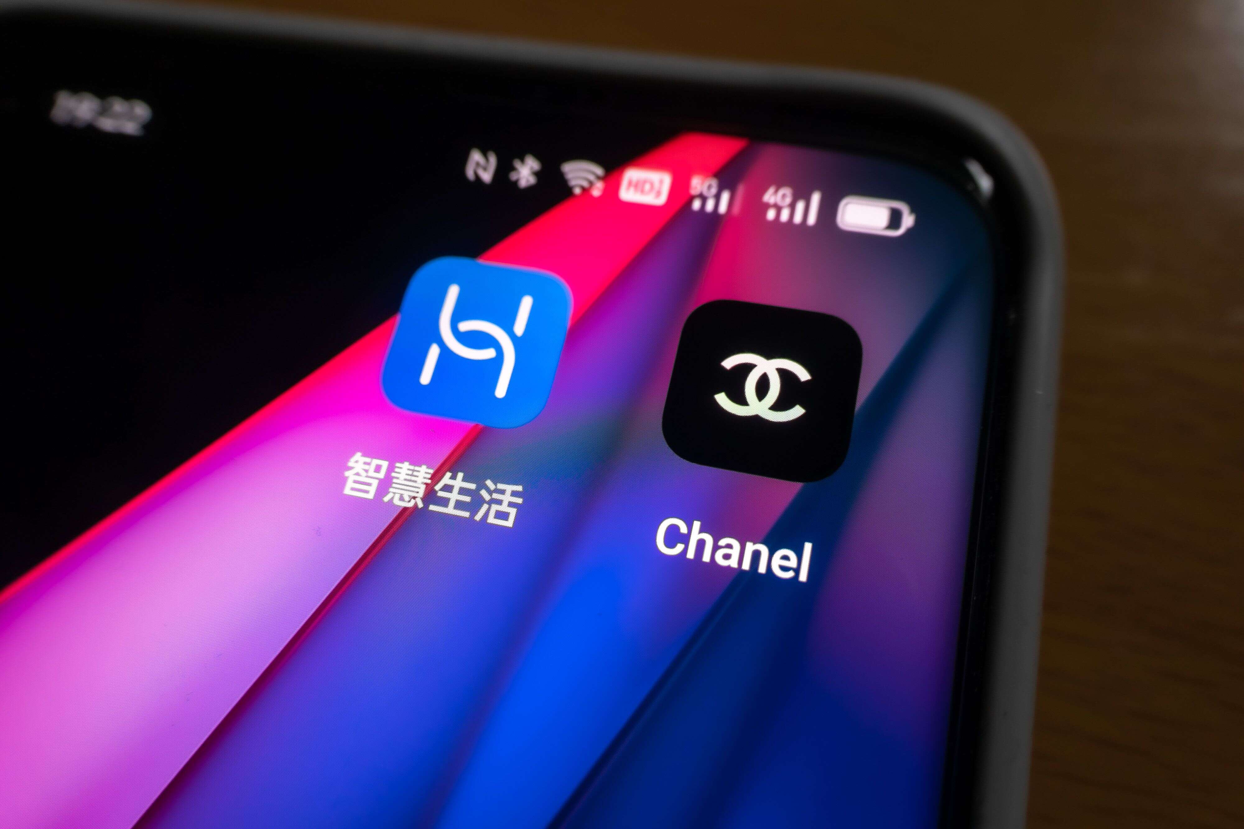 Le logo de Huawei (à gauche) est vertical. Celui de Chanel (à droite), horizontal.