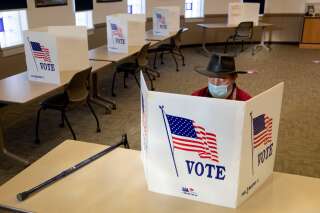 Un électeur vote en avance le lundi 5 octobre à Davenport dans l'Iowa. . (Photo by Daniel Acker for The Washington Post via Getty Images)