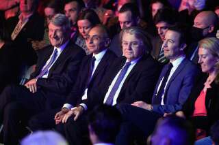 Eric Zemmour, Gilbert Collard et Guillaume Peltier, le 22 janvier 2022 lors d'un meeting au Palais des Victoires à Cannes.