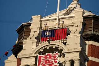 Le drapeau taïwanais, situé au sommet du palais présidentiel, pris en photo le 10 octobre 2021 à Taipei.