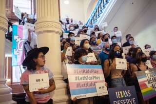 Des supporters LGBTQ se rassemblent en septembre 2021 devant le Capitole du Texas pour protester contre une loi visant à limiter la participation aux sports scolaires des étudiants transgenres.