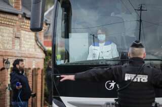 Un bus avec les Français rapatriés de Wuhan arrivant à Branville dans le Calvados, vendredi 21 février