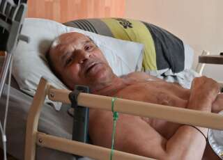Alain Cocq, ici sur son lit médicalisé dans son appartement à Dijon le 12 août 2020.