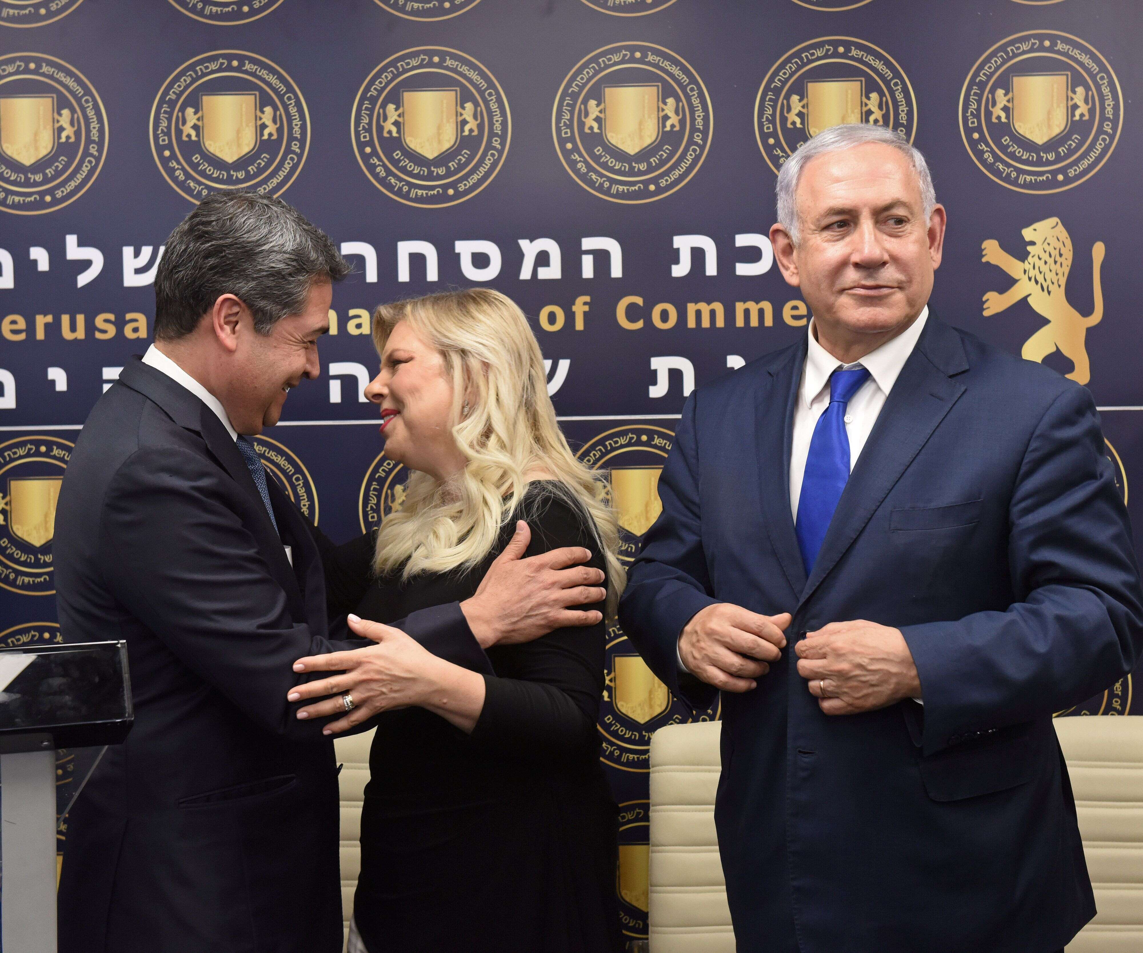 Juan Orlando Hernandez, président du Honduras, embrasse la femme de Benjamin Netanyahu qui est à droite de la photo