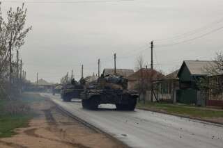 Des tanks ukrainiens dans la région de Donetsk, visée par une offensive russe, le 18 avril 2022.