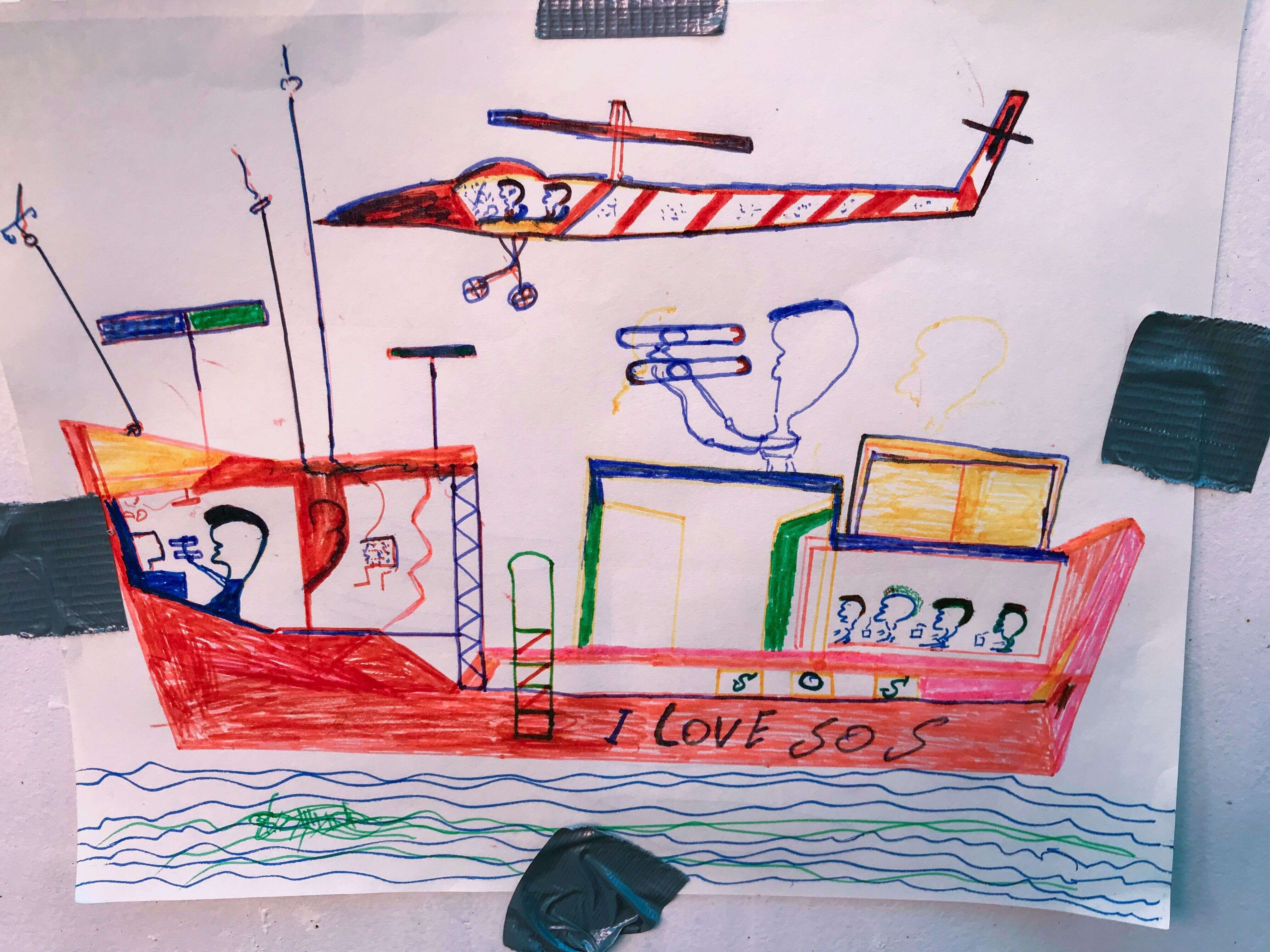 Un dessin de migrant réalisé à bord du bateau Ocean Viking décrit l'opération de sauvetage effectuée conjointement par SOS Méditerranée et Médecins sans Frontières. À travers leurs dessins, les migrants expriment les épreuves et les bonheurs qu'ils ont vécus lors de leur voyage. La photo a été prise le 17 août 2019.