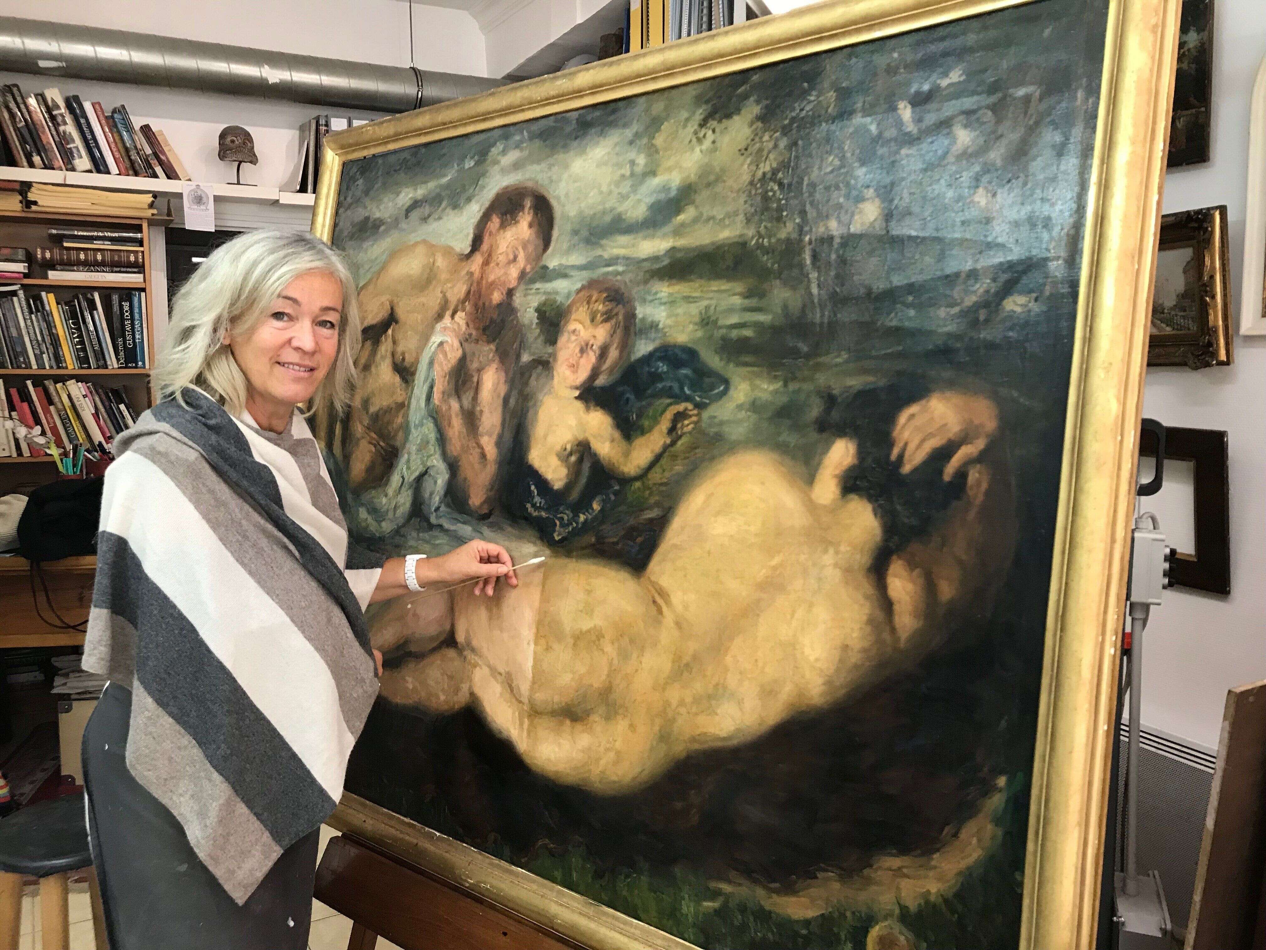 Marion Boyer travaillant à la restauration d'un tableau de Marie-Jeanne Carpentier, dans son atelier parisien du XVIIe arrondissement.