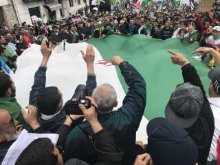 Des manifestants dans les rues d'Alger contre 