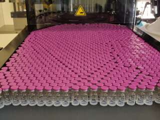 Les vaccins Pfizer/BioNtech ont été mis en flacons dans l'usine Delapharm à Saint-Rémy-sur-Avre le 7 avril 2021