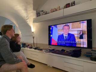 Des adolescents français confinés chez eux regardent à la télévision l'allocution du président de la République française Emmanuel Macron à propos de la crise sanitaire du coronavirus COVID-19 le 13 avril 2020, en France.