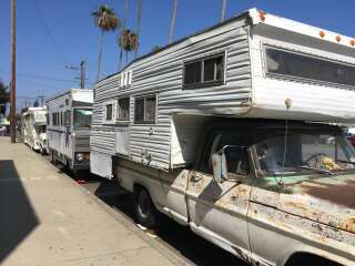 À Los Angeles, les vans et camping-cars font désormais partie du paysage de certaines rues, comme celle-ci, où ils stationnent en permanence.