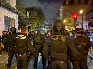Les forces de l'ordre interviennent le 23 novembre 2020 pour déloger des migrants de la place de la République à Paris.