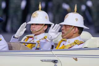 Le roi de Thaïlande Rama X et sa femme la reine Suthida durant une parade militaire en janvier 2020