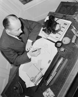 Christian Dior à son bureau, en 1948.