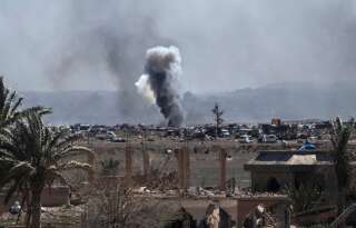 De la fumée s'élève au-dessus de la dernière position du groupe État islamique dans le village de Baghouz, en Syrie, lors de combats contre les Forces démocratiques syriennes le 19 mars.