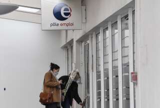 Après le drame de Valence, les agents Pôle emploi alertent sur leur sécurité en temps de crise (photo: deux femmes déposents des fleurs devant l'agence Pôle Emploi de Valence endeuillée, le 29 janvier 2021).
