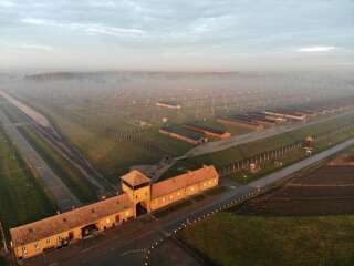 Vue aérienne de l'entrée de la voie ferrée de l'ancien camp de la mort nazi allemand Auschwitz II - Birkenau avec sa tour de garde SS, prise le 15 décembre 2019.