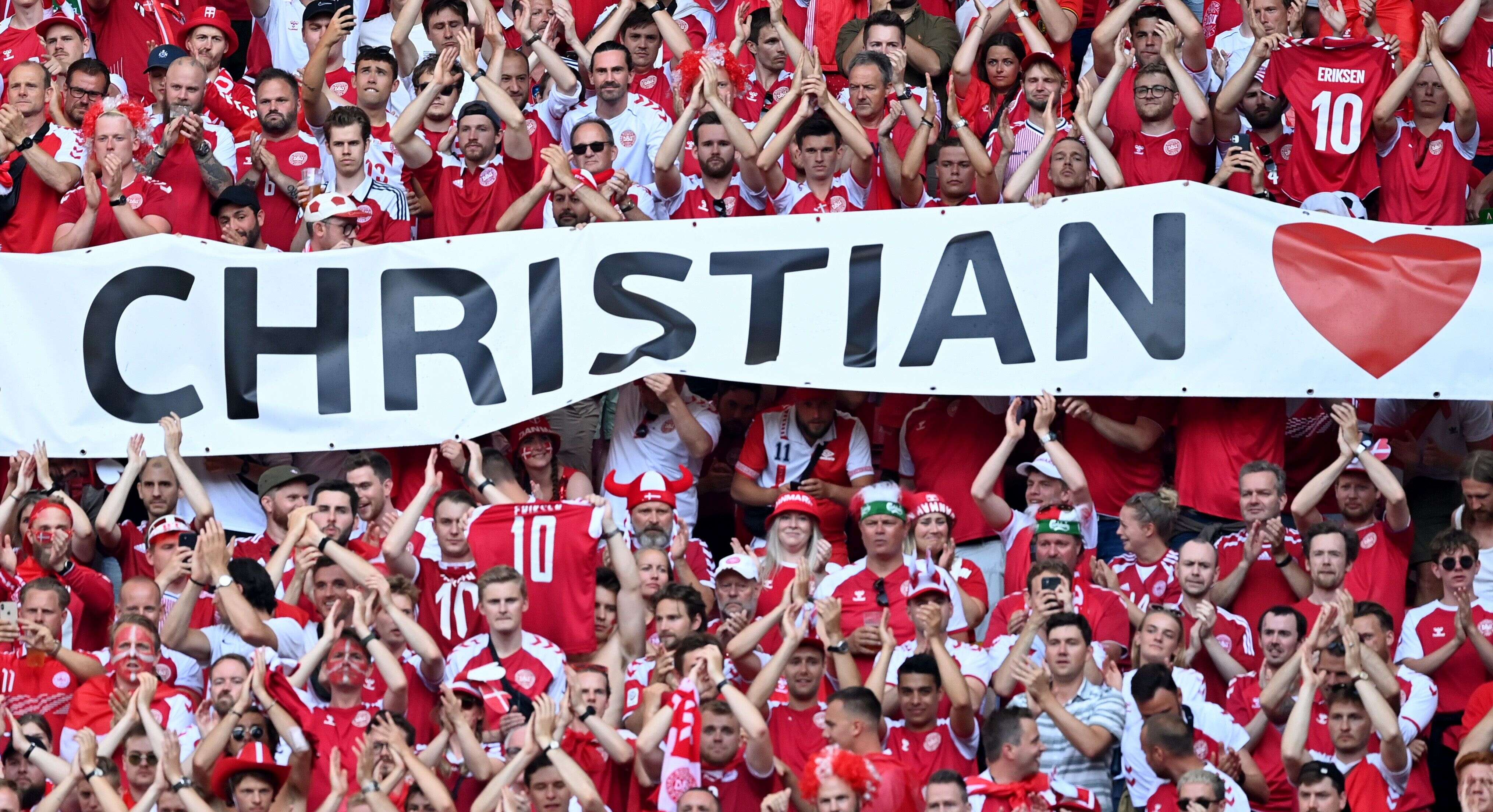 Une banderole hommage à Christian Eriksen pendant le match Danemark-Belgique, le 17 juin 2021