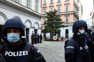 Des policiers surveillent l'un des lieux de la fusillade qui a fait plusieurs morts à Vienne lundi 2 novembre.