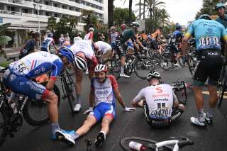 Thibaut Pinot (Groupama-FDJ) a été pris dans une chute massive à moins de trois kilomètres de la ligne d'arrivée du Tour de France 2020.