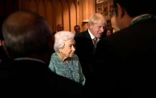 La reine Elizabeth et le Premier ministre Boris Johnson, dont les jours sont peut-être comptés en raison du Partygate.