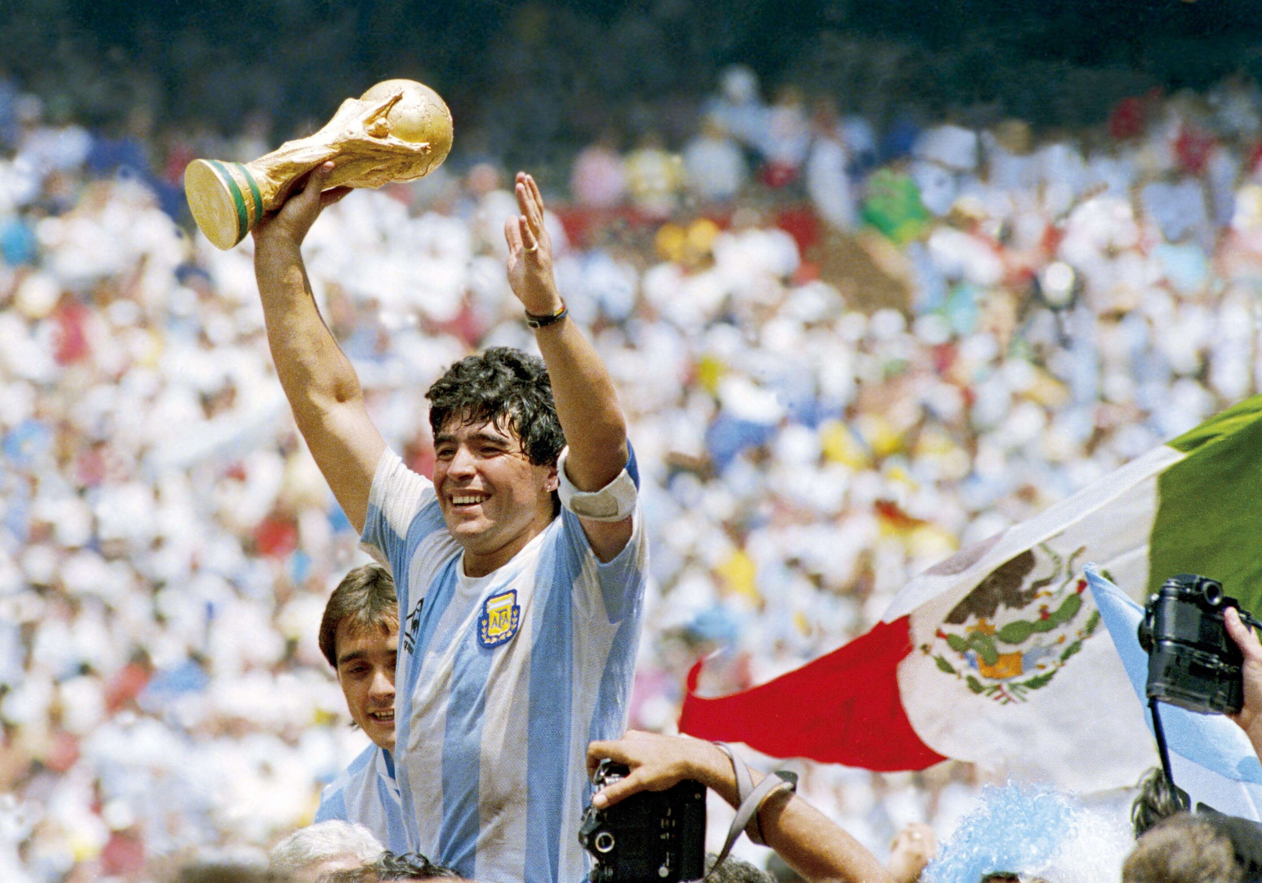 Diego Armando Maradona, ici photographié lors de la victoire de l'Argentine en finale de la Coupe du monde de football 1986, était présent dans FIFA depuis plusieurs années.