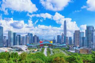 La ville de Shenzhen, non loin de Canton, est devenue en quelques décennies une ville importante en Chine et dans le monde grâce à sa proximité avec Hong Kong. Une voisine qu'elle ambitionne aujourd'hui de surpasser.