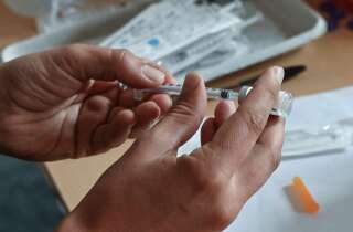 Un médecin préparant une dose du vaccin Pfizer/BioNTech à la préfecture de Lille, le 30 juillet 2021.
