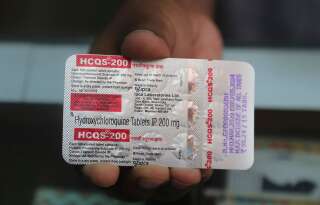 L'arrêt ne concerne que les essais sur des patients hospitalisés à cause du Covid-19 (photo d'illustration d'une plaquette d'hydroxychloroquine vendue en Inde)