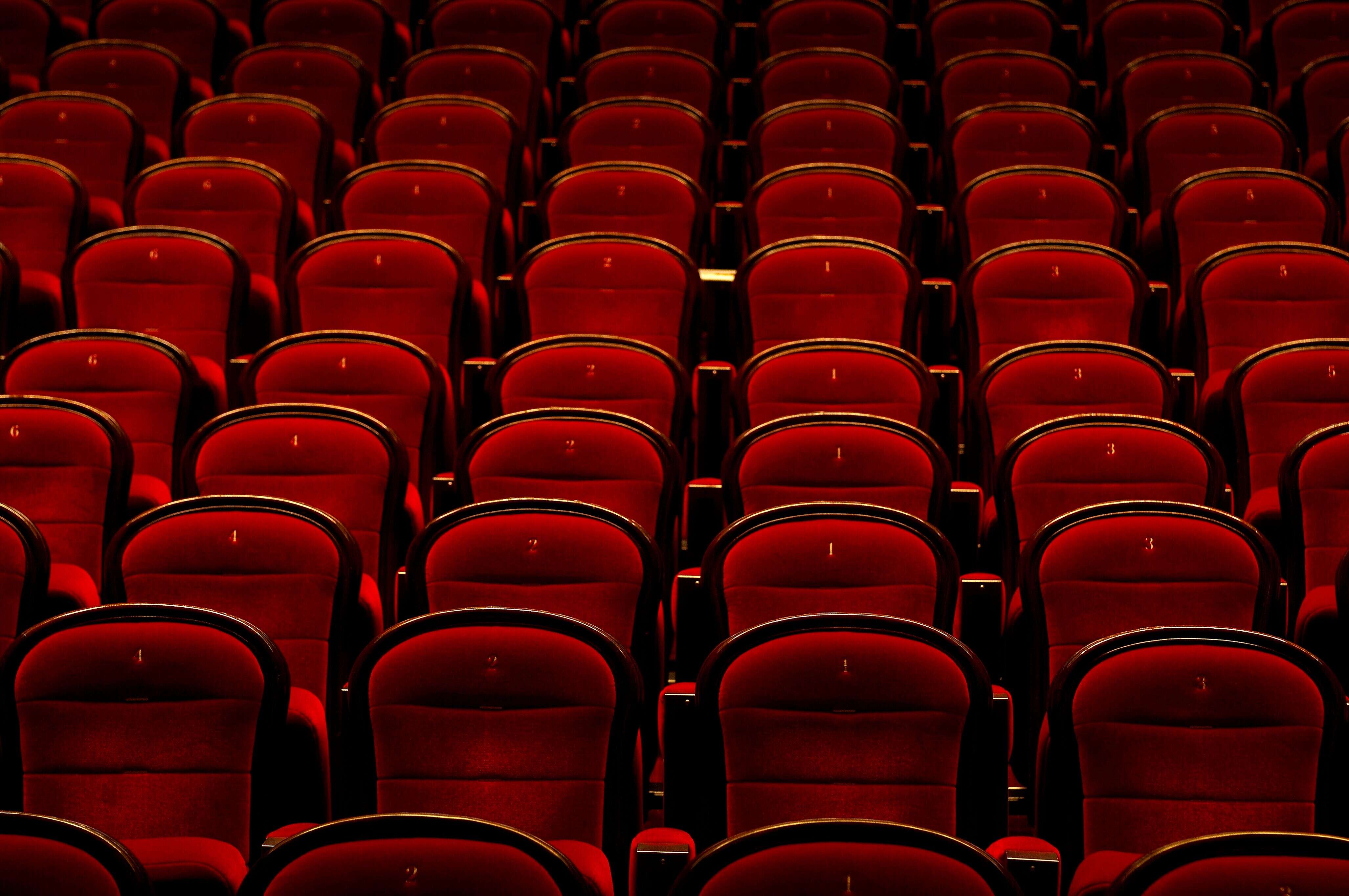 Les fauteuils rouges vides d'une salle de cinéma. (Photo d'illustration)