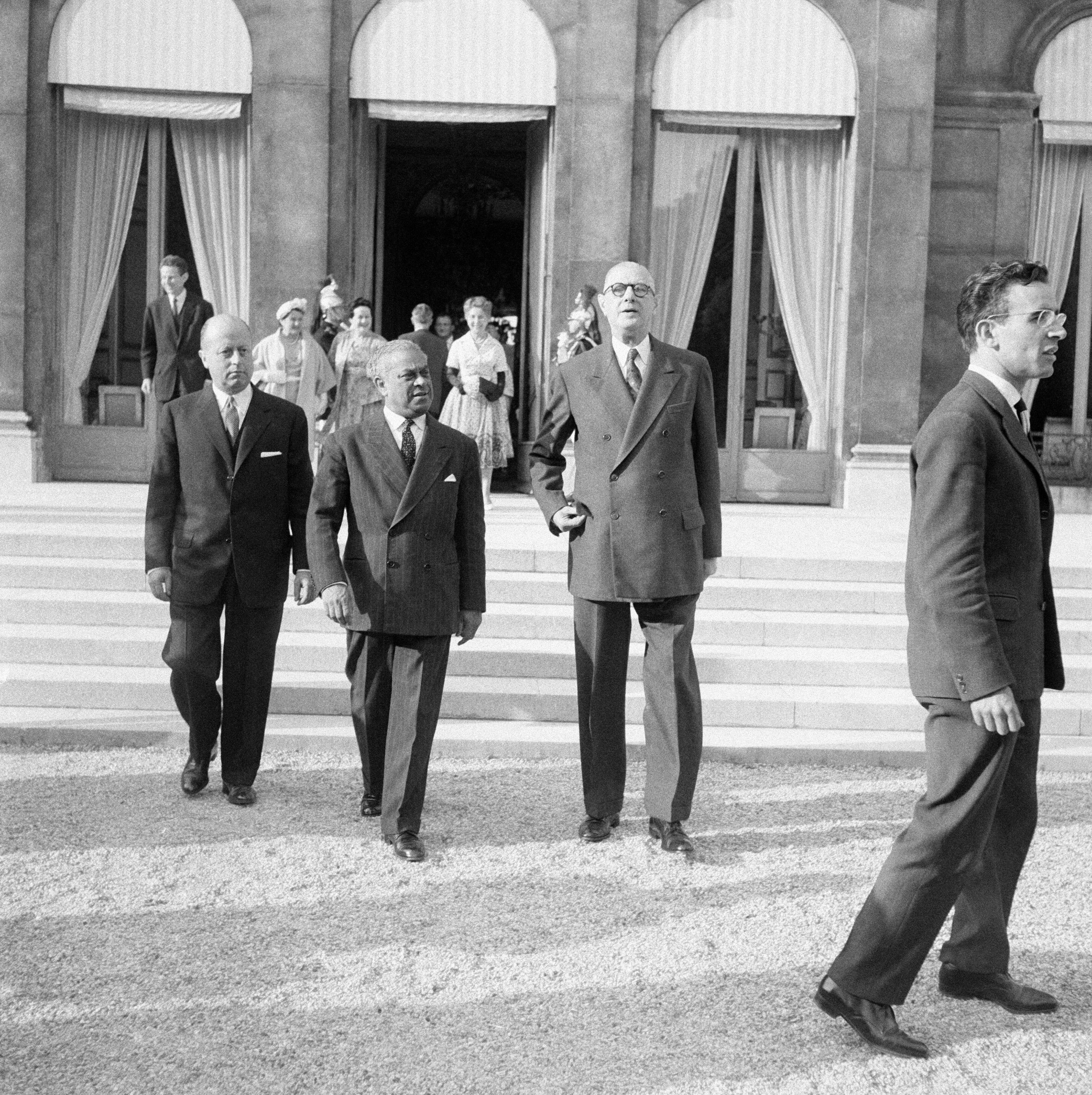 Le Général de Gaulle (à droite), Gaston Monnerville, président du Sénat (au centre) et Jacques Foccart, secrétaire général de l'Élysée aux affaires africaines et malgaches (à gauche), sortant dans les jardins du Palais de l'Élysée à Paris, le 1 juin 1960. (Photo by Keystone-France\Gamma-Rapho via Getty Images)