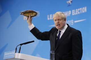 Boris Johnson brandit un hareng fumé lors d'un meeting conservateur à Londres le 17 juillet 2019