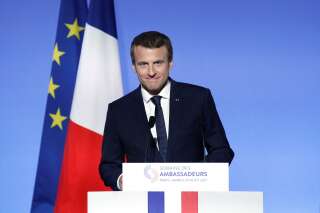 Emmanuel Macron au Point: il envisage de réduire encore les APL