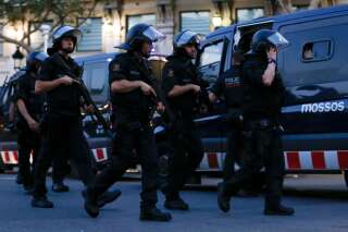 Explosifs, fourgonnette, hache et couteaux: ce que projetaient les terroristes des attentats en Espagne