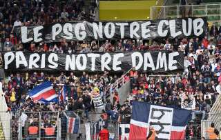 Les supporters parisiens et leur pancarte en hommage à Notre-Dame, au stade de La Beaujoire à Nantes, ce 17 avril.