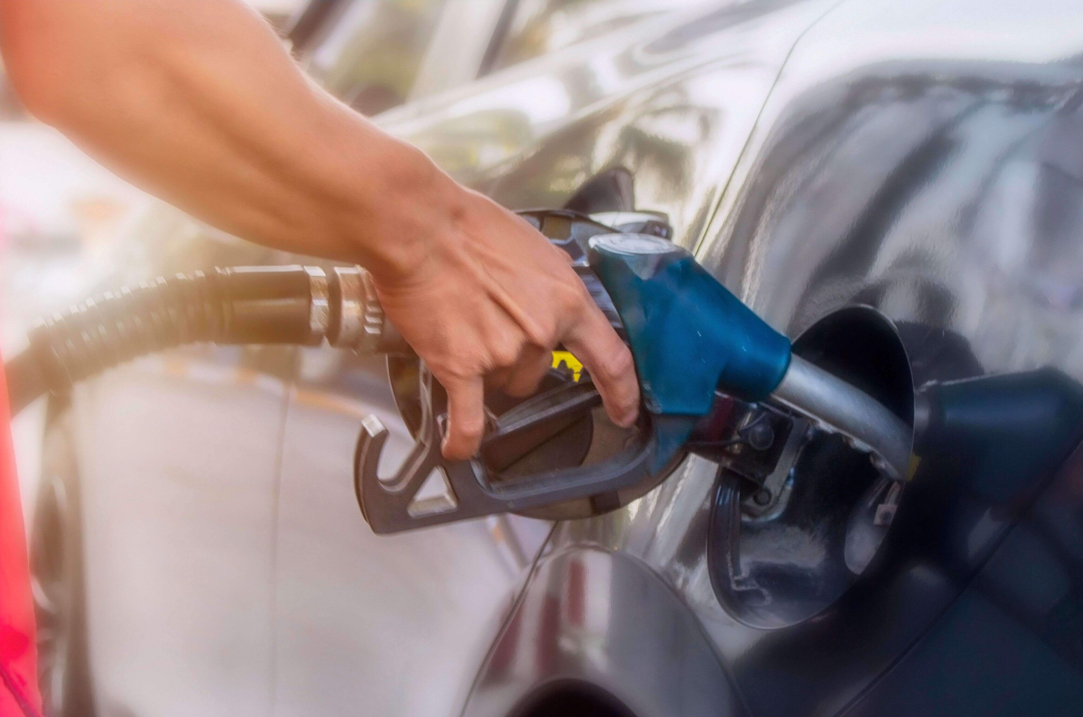 Hausse du prix des carburants: pourquoi, comment et pour combien de temps?