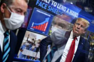 Au cours de sa visite dans une usine Ford d'Ypsilanti, dans le Michigan, le président des États-Unis n'a accepté de porter un masque que pendant quelques minutes, et loin des caméras.