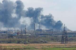 De la fumée s'élève depuis l'usine Azovstal à Marioupol en Ukraine, le 20 avril 2022.