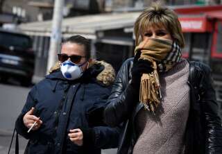 À défaut de porter un masque, de nombreux Français, comme ici à Marseille le 17 mars, portent des écharpes ou foulards devant leur bouche contre le coronavirus.
