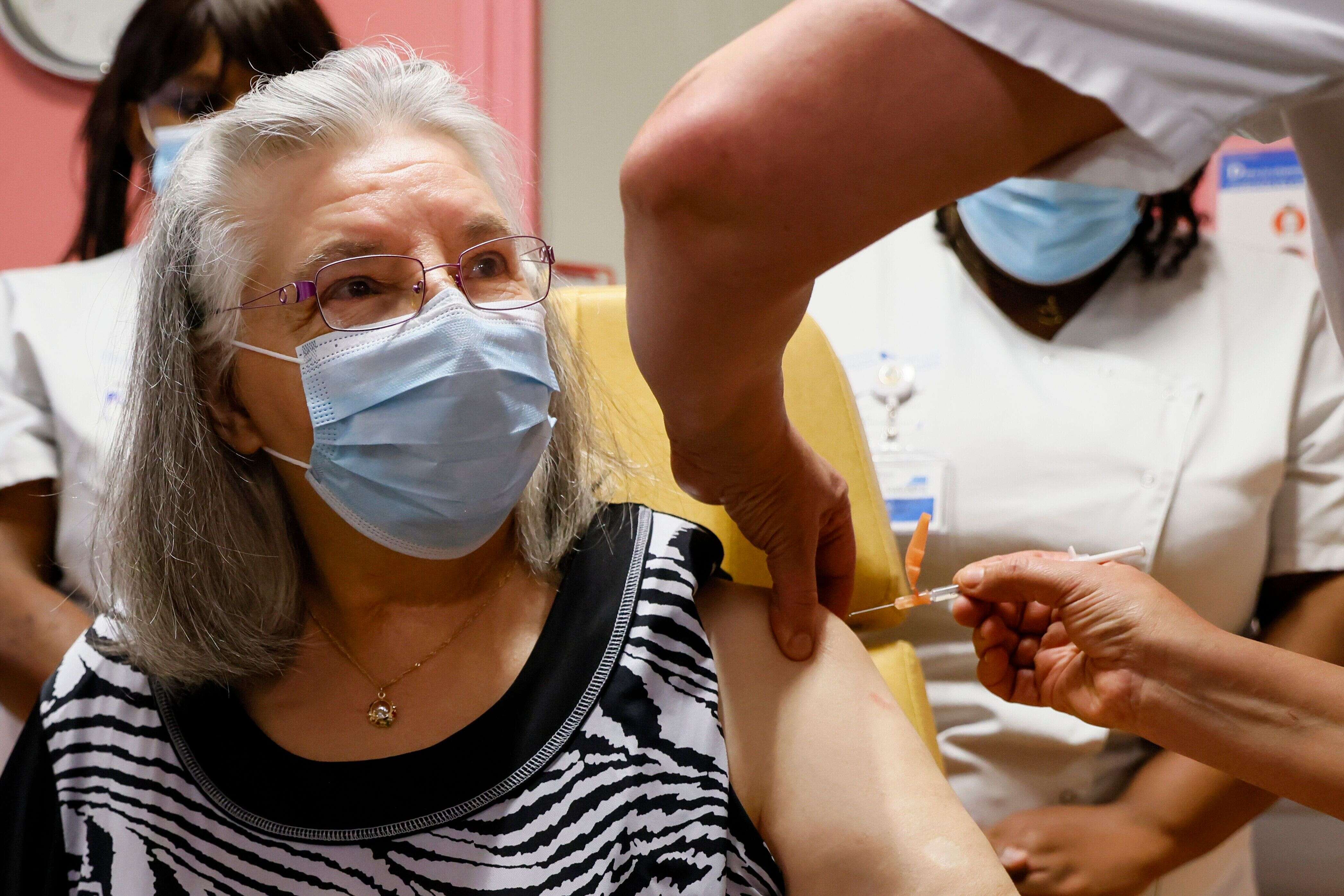 Mauricette, 78 ans, a été la première Française à recevoir la première injection du vaccin Pfizer/BioNTech, comme le montre cette photo prise le 27 décembre 2020. Ce mardi 19 janvier 2021, elle a reçu la seconde et dernière dose.
