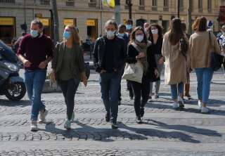 Six mois après le début officiel de la pandémie de coronavirus, état des lieux de la situation dans le monde (Image d'illustration: sur les Champs-Élysées à Paris le 7 septembre).