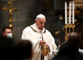Le pape François exhorte à se faire vacciner contre le Covid-19 (photo prise le 24 décembre 2020 lors de la messe de Noël au Vatican)