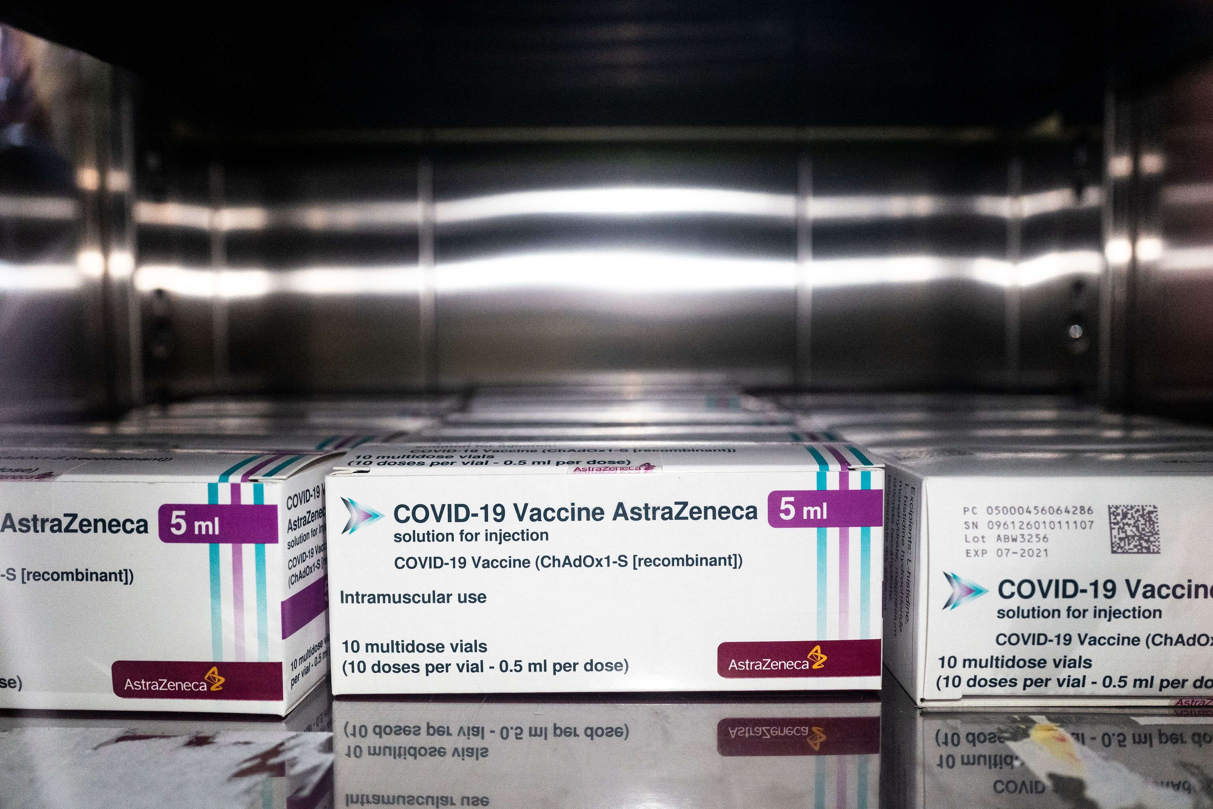 Boîtes contenant des vaccins AstraZeneca à l'hôpital de Sant'Andrea à Vercelli, en Italie.