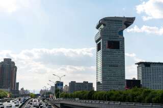 Cet immeuble de 40 étages, qui donne sur le stade des Jeux Olympiques de 2008, était la propriété de Guo Wengui, un milliardaire extrêmement critique de Pékin et très controversé dans son pays.