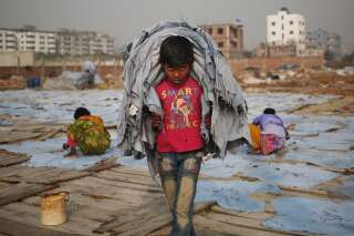 Sur cette photo prise au Bangladesh le 24 janvier, Mustakin, 10 ans, travaille pour un dollar par jour. (Photo by Syed Mahamudur Rahman/NurPhoto via Getty Images)